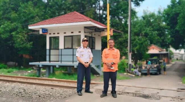 BEROPERASI: Salah satu pos perlintasan kereta api di Desa Pesisir, Kec. Sumberasih, yang telah beroperasi. (foto: istimewa)
