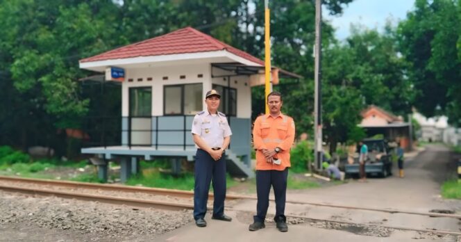 
					BEROPERASI: Salah satu pos perlintasan kereta api di Desa Pesisir, Kec. Sumberasih, yang telah beroperasi. (foto: istimewa)
