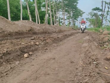 RUSAK: Salah satu ruas jalan di Kecamatan Besuk, Kab. Probolinggo, yang rusak terdampak proyek pembangunan jalan tol. (foto: Ali Ya’lu).