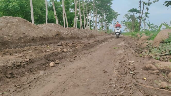 
					RUSAK: Salah satu ruas jalan di Kecamatan Besuk, Kab. Probolinggo, yang rusak terdampak proyek pembangunan jalan tol. (foto: Ali Ya’lu).