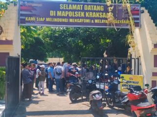 LAPORAN: Sejumlah warga yang tergabung dalam Paguyuban PKL Stadion Gelora Merdeka Kraksaan mendatangi kantor kepolisian terdekat. (foto: Ali Ya'lu)

