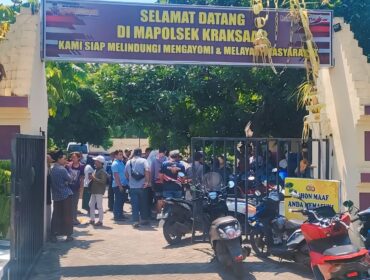 LAPORAN: Sejumlah warga yang tergabung dalam Paguyuban PKL Stadion Gelora Merdeka Kraksaan mendatangi kantor kepolisian terdekat. (foto: Ali Ya'lu)

