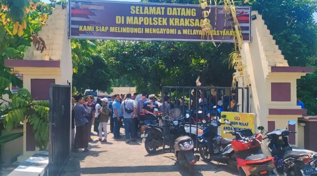 LAPORAN: Sejumlah warga yang tergabung dalam Paguyuban PKL Stadion Gelora Merdeka Kraksaan mendatangi kantor kepolisian terdekat. (foto: Ali Ya'lu)

