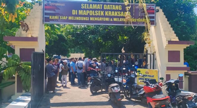 
					LAPORAN: Sejumlah warga yang tergabung dalam Paguyuban PKL Stadion Gelora Merdeka Kraksaan mendatangi kantor kepolisian terdekat. (foto: Ali Ya'lu)

