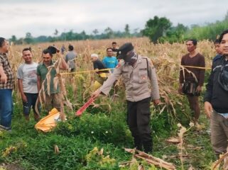 GEGER: Polisi melakukan olah TKP di lokasi penemuan mayat Desa Wonosari, Kec. Tekung, Kab. Lumajang. (foto: Asmadi)

