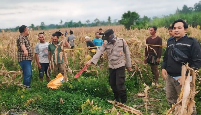 
					GEGER: Polisi melakukan olah TKP di lokasi penemuan mayat Desa Wonosari, Kec. Tekung, Kab. Lumajang. (foto: Asmadi)

