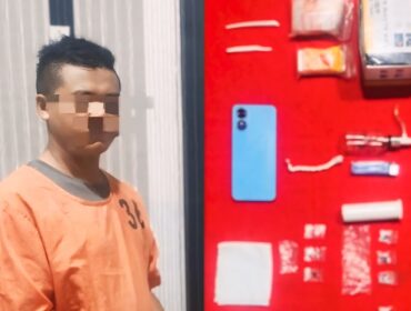 PENGEDAR: Tersangka SH beserta barang bukti sabunya pasca ditangkap polisi. (Foto: istimewa)
