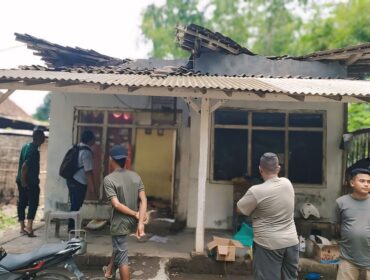 TERTIMPA: Kondisi rumah Sari'a di Desa Kalikajar Wetan, Kec. Paiton, Kab. Probolinggo setelah pohon yang roboh berhasil dipindahkan. (foto: Ali Ya'lu).
