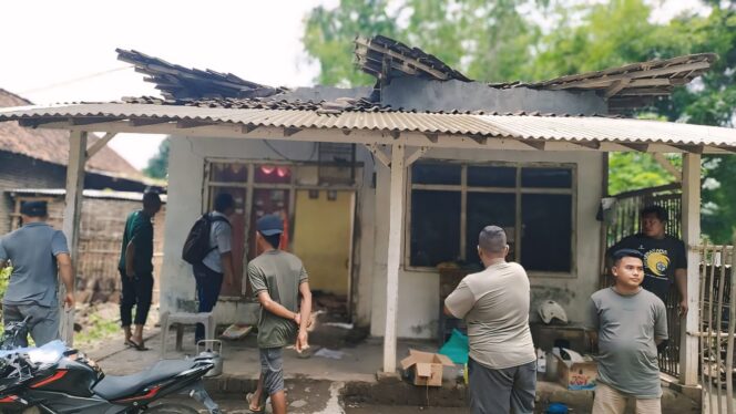 
					TERTIMPA: Kondisi rumah Sari'a di Desa Kalikajar Wetan, Kec. Paiton, Kab. Probolinggo setelah pohon yang roboh berhasil dipindahkan. (foto: Ali Ya'lu).
