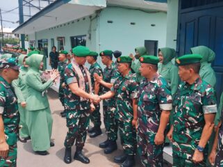 KUNJUNGAN: Pangdam V Brawijaya, Mayjen TNI Rudy Saladin (memakai selendang, bersalaman dengan anggota) saat tiba di Kodim 0820 Probolinggo. (foto: Hafiz Rozani)