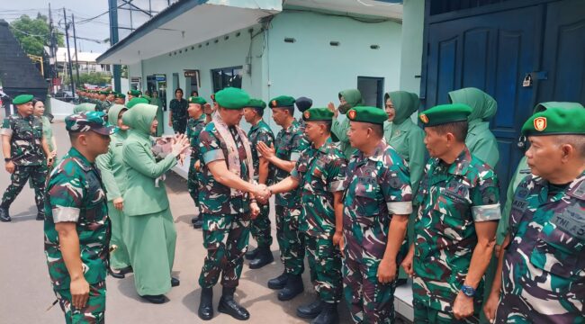 KUNJUNGAN: Pangdam V Brawijaya, Mayjen TNI Rudy Saladin (memakai selendang, bersalaman dengan anggota) saat tiba di Kodim 0820 Probolinggo. (foto: Hafiz Rozani)