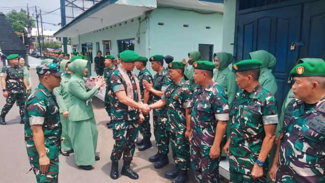 
					KUNJUNGAN: Pangdam V Brawijaya, Mayjen TNI Rudy Saladin (memakai selendang, bersalaman dengan anggota) saat tiba di Kodim 0820 Probolinggo. (foto: Hafiz Rozani)