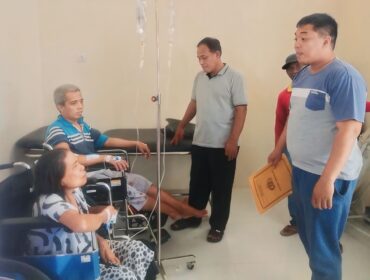 TERLUKA: Kedua korban mendapatkan perawatan medis di RSUD Grati pasca mengalami luka bacok serius. (foto: Moh. Rois)