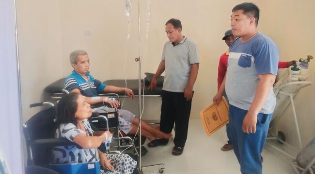 TERLUKA: Kedua korban mendapatkan perawatan medis di RSUD Grati pasca mengalami luka bacok serius. (foto: Moh. Rois)