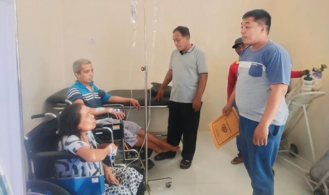 
					TERLUKA: Kedua korban mendapatkan perawatan medis di RSUD Grati pasca mengalami luka bacok serius. (foto: Moh. Rois)