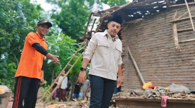 PEDULI: Gus Haris saat mengecek kondisi rumah Musa yang ambruk akibat tertimpa pohon di Desa Kalikajar Wetan, Kec. Paiton, Kab. Probolinggo. (foto: Ali Ya’lu)
