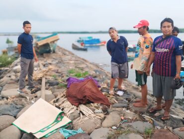 TEWAS: Warga dan petugas berada di dekat jenazah korban usai dievakuasi dari tengah laut. (foto: Hafiz Rozani).