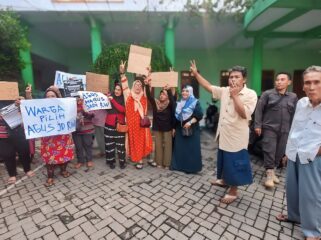 KISRUH: Warga RW/02 saat demo di halaman kantor Kelurahan Mangunharjo, Kec. Mayangan, Kota Probolinggo. (foto: Hafiz Rozani).