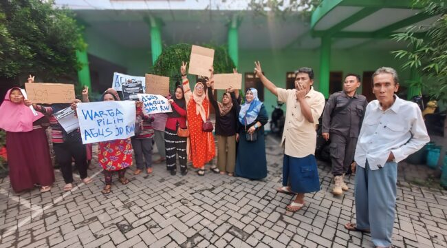 KISRUH: Warga RW/02 saat demo di halaman kantor Kelurahan Mangunharjo, Kec. Mayangan, Kota Probolinggo. (foto: Hafiz Rozani).