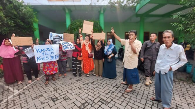 
					KISRUH: Warga RW/02 saat demo di halaman kantor Kelurahan Mangunharjo, Kec. Mayangan, Kota Probolinggo. (foto: Hafiz Rozani).