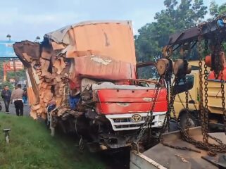 LAKA: Truk boks diderek dengan kondisi hancur di bagian sisi kanan kendaraan. (foto: Hafiz Rozani).

