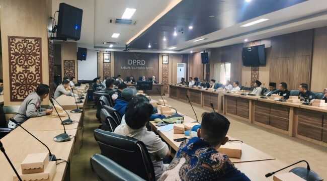 WADUL: Suasana Audiensi para sopir jip Bromo di kantor DPRD Kabupaten Probolinggo. (foto: Ali Ya’lu).
