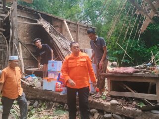 MITIGASI: Kalaksa BPBD Kabupaten Probolinggo, Oemar Sjarif saat melihat langsung rumah yang ambruk tertimpa pohon di Desa Kalikajar Wetan Kecamatan Paiton, beberapa waktu lalu. (foto: Ali Ya'lu).
