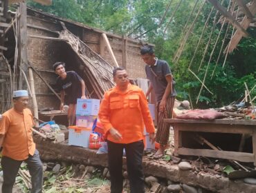 MITIGASI: Kalaksa BPBD Kabupaten Probolinggo, Oemar Sjarif saat melihat langsung rumah yang ambruk tertimpa pohon di Desa Kalikajar Wetan Kecamatan Paiton, beberapa waktu lalu. (foto: Ali Ya'lu).
