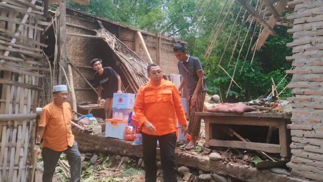 
					MITIGASI: Kalaksa BPBD Kabupaten Probolinggo, Oemar Sjarif saat melihat langsung rumah yang ambruk tertimpa pohon di Desa Kalikajar Wetan Kecamatan Paiton, beberapa waktu lalu. (foto: Ali Ya'lu).
