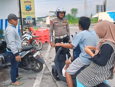 DILARANG: Petugas kepolisian memberikan imbauan ke pengguna sepeda listrik yang berkendara di jalan raya. (foto: Ali Ya'lu).