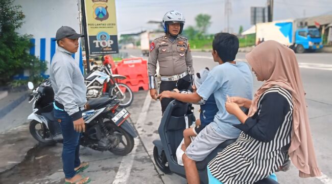 DILARANG: Petugas kepolisian memberikan imbauan ke pengguna sepeda listrik yang berkendara di jalan raya. (foto: Ali Ya'lu).