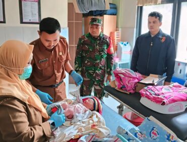 Bayi yang ditemukan di pinggir jalan dirawat di Puskesmas Puspo. (Foto : Moh Rois)