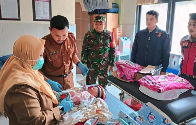 
					Bayi yang ditemukan di pinggir jalan dirawat di Puskesmas Puspo. (Foto : Moh Rois)