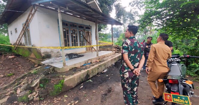 
					BRUTAL: Anggota Koramil dan Camat Lumbang saat berada di depan rumah korban pasca perampokan brutal yang dialami korban. (foto: Hafiz Rozani)
