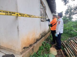 OLAH TKP: Tim Identifikasi Polres Probolinggo melakukan olah TKP di rumah Tomo, korban perampokan. (foto: Hafiz Rozani).
