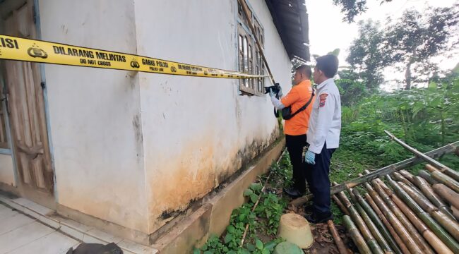 OLAH TKP: Tim Identifikasi Polres Probolinggo melakukan olah TKP di rumah Tomo, korban perampokan. (foto: Hafiz Rozani).
