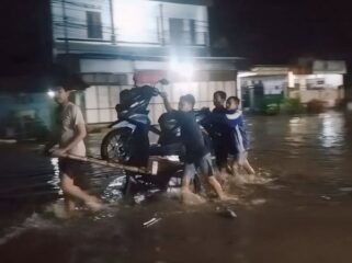 LUMPUH: Kondisi jalur Pantura Pasuruan - Probolinggo yang terendam banjir. (foto: Moh. Rois)
