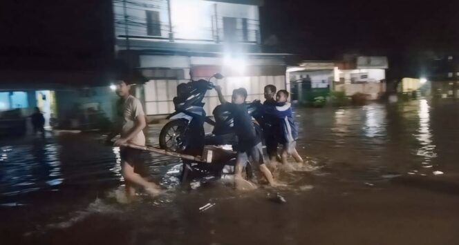 
					LUMPUH: Kondisi jalur Pantura Pasuruan - Probolinggo yang terendam banjir. (foto: Moh. Rois)
