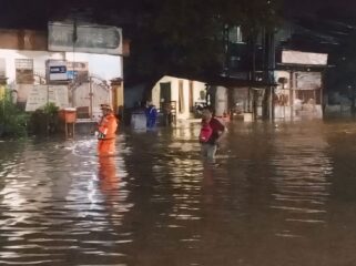 Tangkapan layar kondisi banjir akibat luapan Sungai Welang Pasuruan.