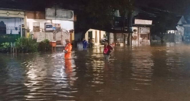 
					Tangkapan layar kondisi banjir akibat luapan Sungai Welang Pasuruan.