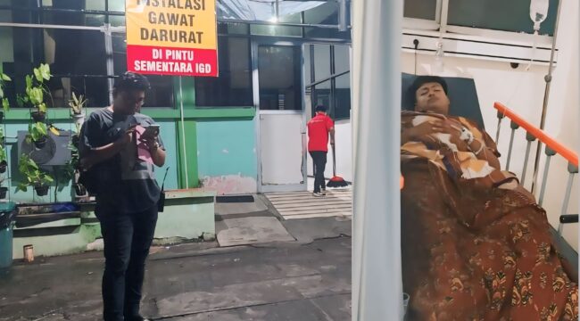 DIRAWAT: Pelajar korban begal dirawat di IGD RSUD dr. Moh Saleh Kota Probolinggo. Insert: Korban saat mendapat perawatan. (foto: Hafiz Rozani).