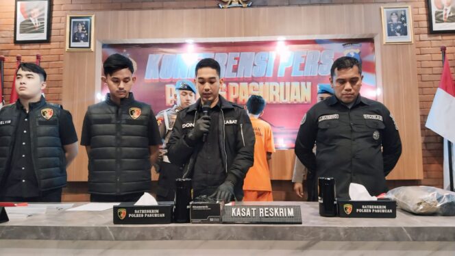 
					Polres Pasuruan menangkap seorang terduga pelaku pembegalan, dan masih memburu komplotannya.