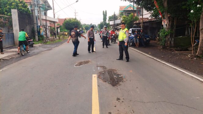 
					OLAH TKP: Petugas dari Unit Gakkum Satlantas Polres Probolinggo Kota saat melakukan olah TKP. (foto: Hafiz Rozani)
