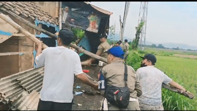 
					BASMI PROSTITUSI: Aparat Satpol PP Kabupaten Probolinggo saat membongkar warung esek-esek di Pasir Panjang Paiton, Rabu (22/1/25) kemarin. (foto: Ali Ya'lu).