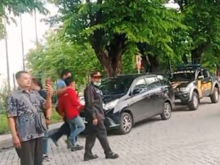 Terduga pelaku yang memamerkan alat kelaminnya diamankan polisi. 