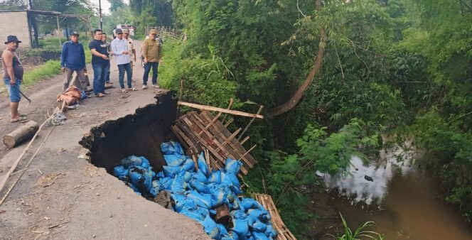 
					Komisi III DPRD Kabupaten Pasuruan meninjau lokasi infrastruktur yang rusak akibat banjir.  