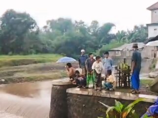 Para santri dan warga di Kecamatan Gondangwetan, Pasuruan mencari santri yang terseret arus sungai. 