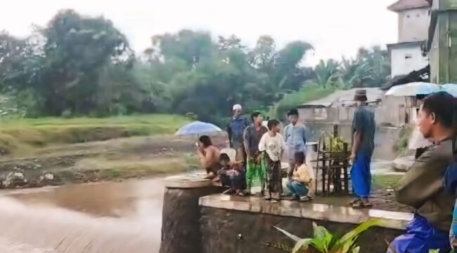 Para santri dan warga di Kecamatan Gondangwetan, Pasuruan mencari santri yang terseret arus sungai. 