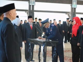 Pj Bupati Lumajang saat melantik  tujuh kepala OPD di Pendopo Aryawiraraja.