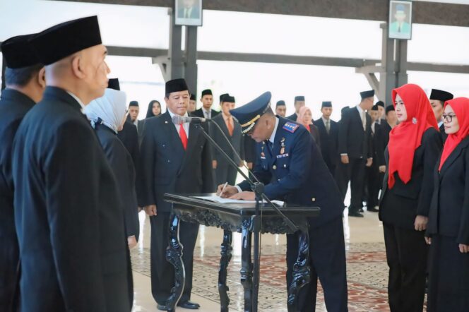 
					Pj Bupati Lumajang saat melantik  tujuh kepala OPD di Pendopo Aryawiraraja.